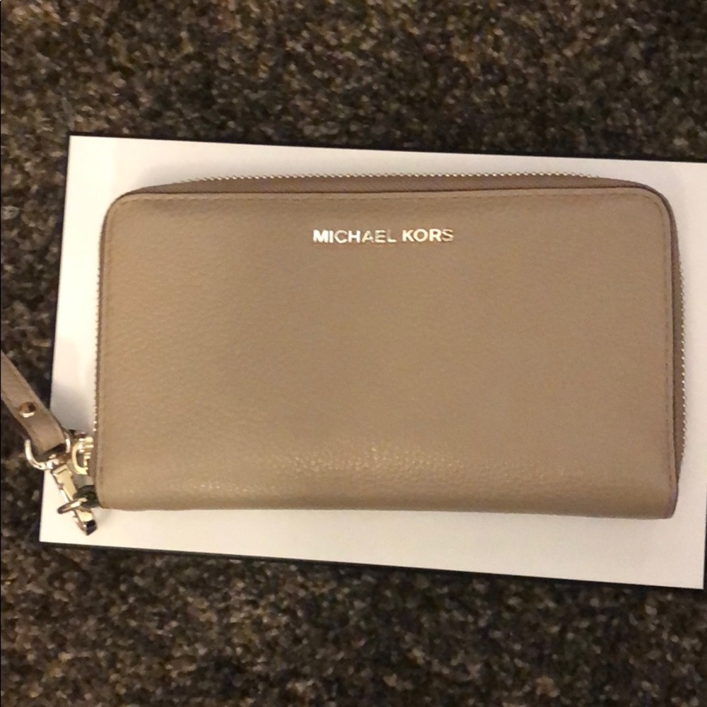 michael kors tan wallet wristlet